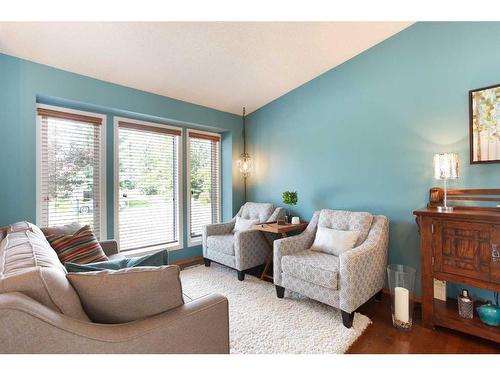 57 Shannon Crescent Sw, Calgary, AB - Indoor Photo Showing Living Room