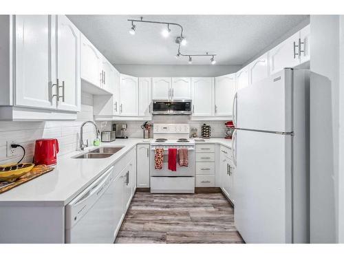 1308-1818 Simcoe Boulevard Sw, Calgary, AB - Indoor Photo Showing Kitchen With Double Sink