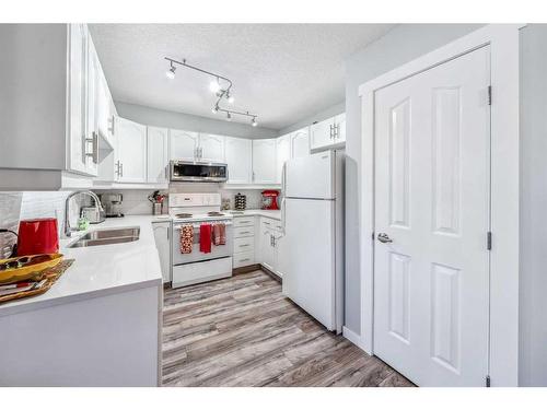 1308-1818 Simcoe Boulevard Sw, Calgary, AB - Indoor Photo Showing Kitchen With Double Sink