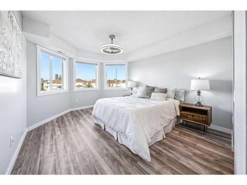 1308-1818 Simcoe Boulevard Sw, Calgary, AB - Indoor Photo Showing Bedroom