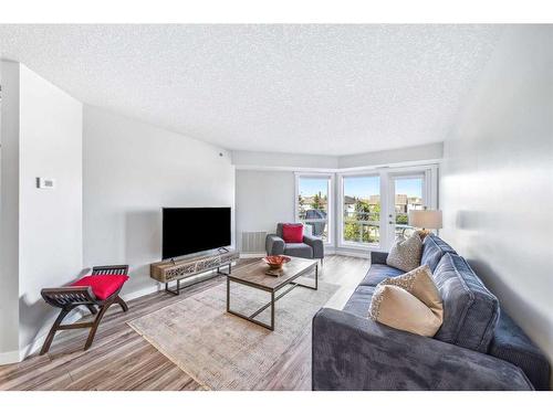 1308-1818 Simcoe Boulevard Sw, Calgary, AB - Indoor Photo Showing Living Room