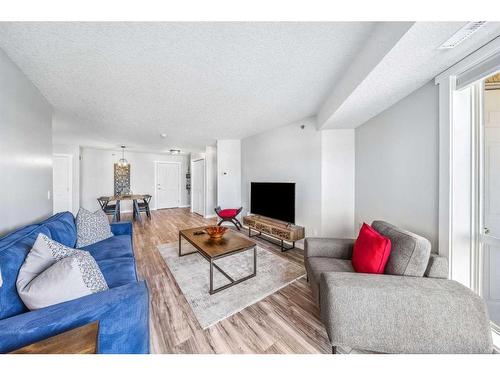 1308-1818 Simcoe Boulevard Sw, Calgary, AB - Indoor Photo Showing Living Room