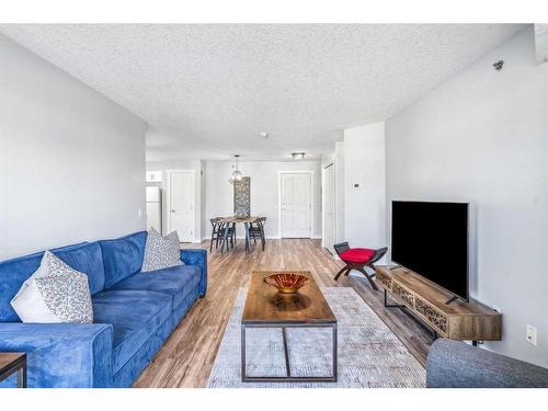 1308-1818 Simcoe Boulevard Sw, Calgary, AB - Indoor Photo Showing Living Room