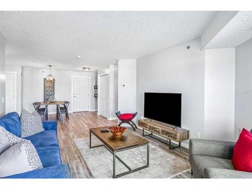 1308-1818 Simcoe Boulevard Sw, Calgary, AB - Indoor Photo Showing Living Room