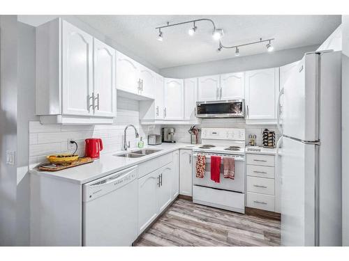 1308-1818 Simcoe Boulevard Sw, Calgary, AB - Indoor Photo Showing Kitchen With Double Sink