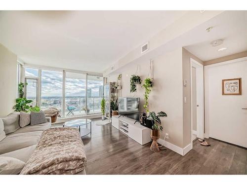 2506-510 6 Avenue Se, Calgary, AB - Indoor Photo Showing Living Room