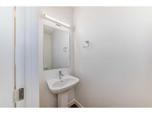 325 Baneberry Way Sw, Airdrie, AB - Indoor Photo Showing Bathroom