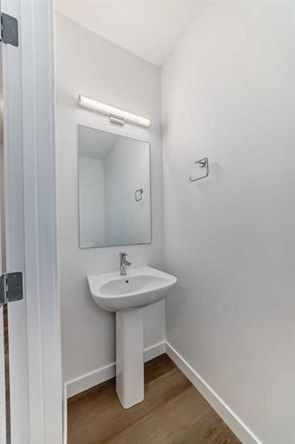 325 Baneberry Way Sw, Airdrie, AB - Indoor Photo Showing Bathroom