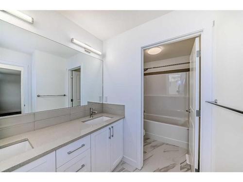 325 Baneberry Way Sw, Airdrie, AB - Indoor Photo Showing Bathroom