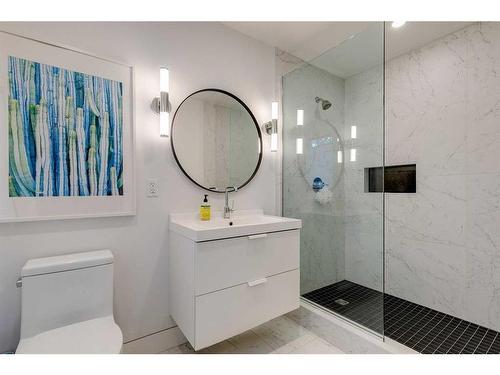 1211 Lansdowne Avenue Sw, Calgary, AB - Indoor Photo Showing Bathroom