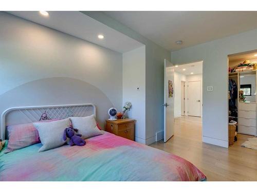 1211 Lansdowne Avenue Sw, Calgary, AB - Indoor Photo Showing Bedroom