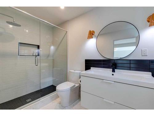 1211 Lansdowne Avenue Sw, Calgary, AB - Indoor Photo Showing Bathroom