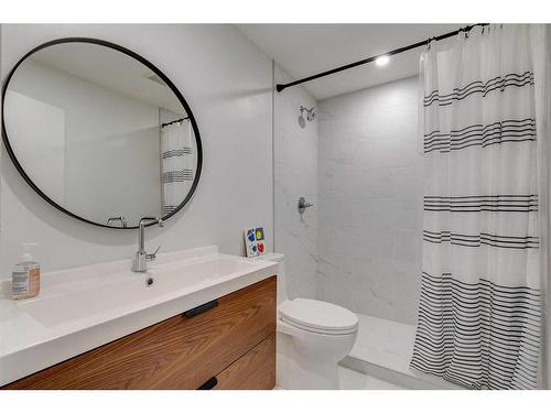 1211 Lansdowne Avenue Sw, Calgary, AB - Indoor Photo Showing Bathroom