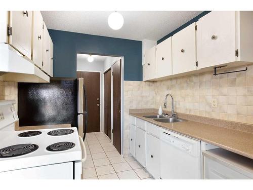 1-3519 49 Street Nw, Calgary, AB - Indoor Photo Showing Kitchen With Double Sink