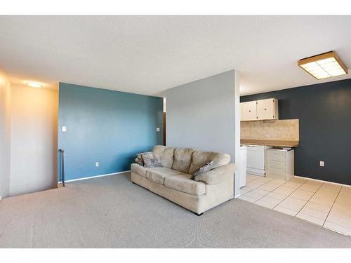 1-3519 49 Street Nw, Calgary, AB - Indoor Photo Showing Living Room