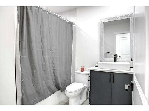 3326-3328 41 Street Sw, Calgary, AB - Indoor Photo Showing Bathroom