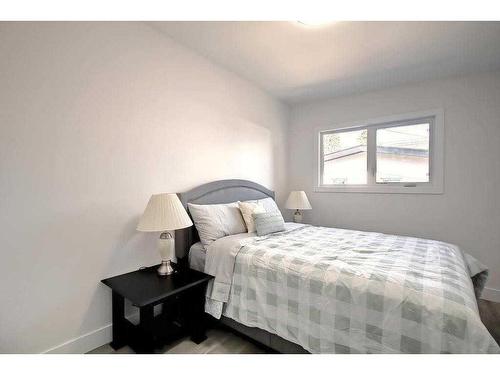 3326-3328 41 Street Sw, Calgary, AB - Indoor Photo Showing Bedroom