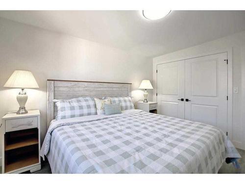 3326-3328 41 Street Sw, Calgary, AB - Indoor Photo Showing Bedroom