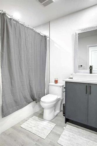 3326-3328 41 Street Sw, Calgary, AB - Indoor Photo Showing Bathroom