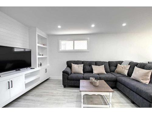 3326-3328 41 Street Sw, Calgary, AB - Indoor Photo Showing Living Room