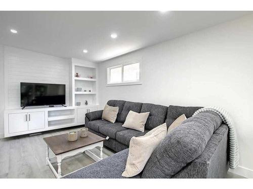 3326-3328 41 Street Sw, Calgary, AB - Indoor Photo Showing Living Room