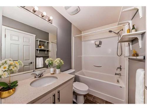 2109-215 Legacy Boulevard Se, Calgary, AB - Indoor Photo Showing Bathroom