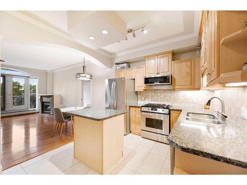 202-1315 12 Avenue Sw, Calgary, AB - Indoor Photo Showing Kitchen With Stainless Steel Kitchen With Double Sink With Upgraded Kitchen