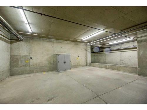 202-1315 12 Avenue Sw, Calgary, AB - Indoor Photo Showing Garage