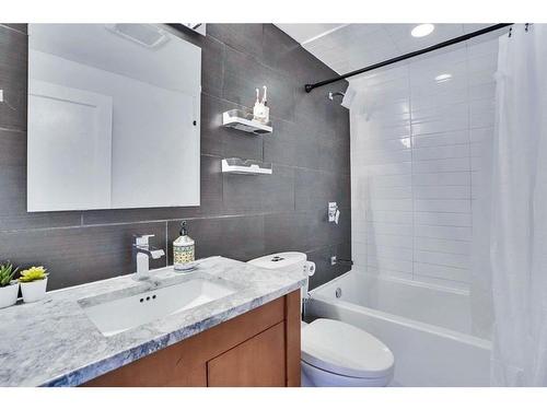 2274 Passchendaele Avenue Sw, Calgary, AB - Indoor Photo Showing Bathroom