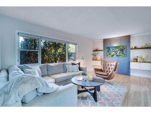 2274 Passchendaele Avenue Sw, Calgary, AB - Indoor Photo Showing Living Room