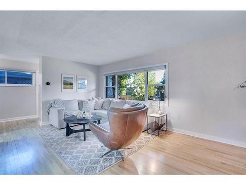 2274 Passchendaele Avenue Sw, Calgary, AB - Indoor Photo Showing Living Room