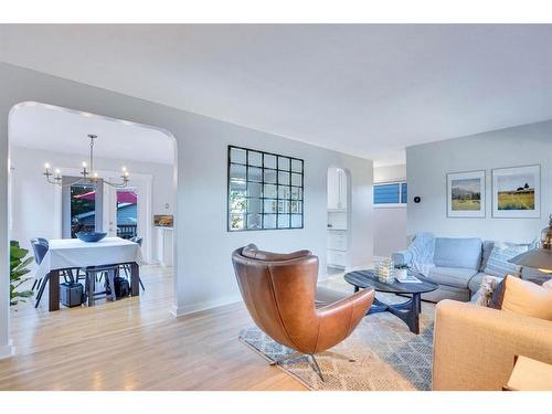 2274 Passchendaele Avenue Sw, Calgary, AB - Indoor Photo Showing Living Room