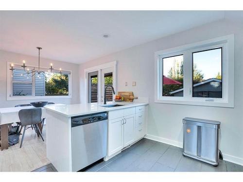 2274 Passchendaele Avenue Sw, Calgary, AB - Indoor Photo Showing Kitchen