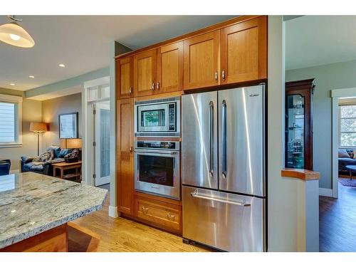 220 18A Street Nw, Calgary, AB - Indoor Photo Showing Kitchen