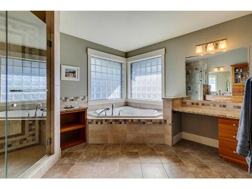 220 18A Street Nw, Calgary, AB - Indoor Photo Showing Bathroom