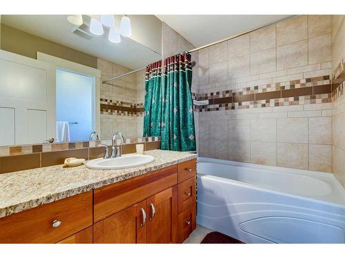 220 18A Street Nw, Calgary, AB - Indoor Photo Showing Bathroom