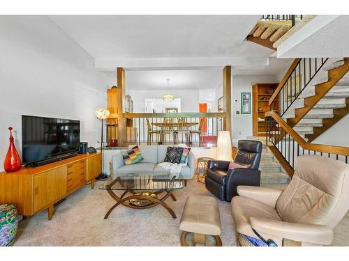 419-3131 63 Avenue Sw, Calgary, AB - Indoor Photo Showing Living Room