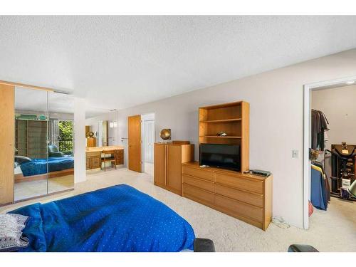 419-3131 63 Avenue Sw, Calgary, AB - Indoor Photo Showing Bedroom