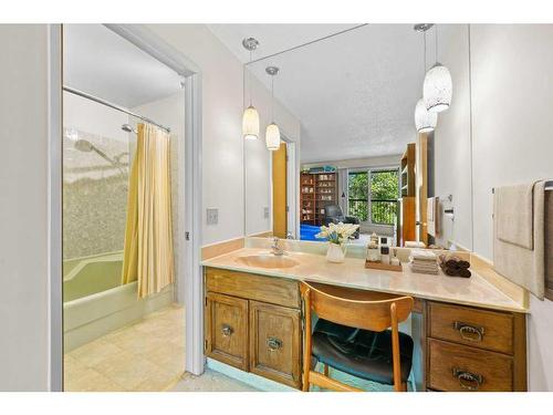 419-3131 63 Avenue Sw, Calgary, AB - Indoor Photo Showing Bathroom