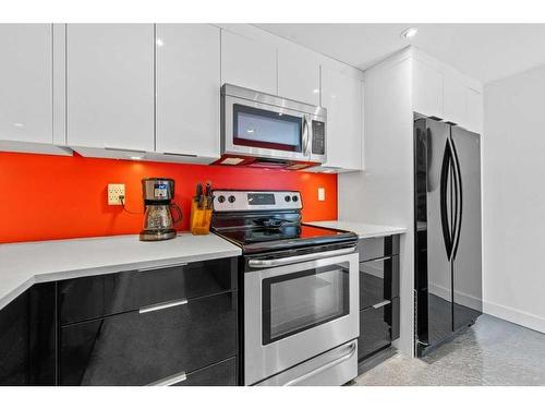 419-3131 63 Avenue Sw, Calgary, AB - Indoor Photo Showing Kitchen