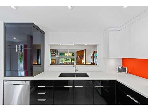 419-3131 63 Avenue Sw, Calgary, AB - Indoor Photo Showing Kitchen With Double Sink