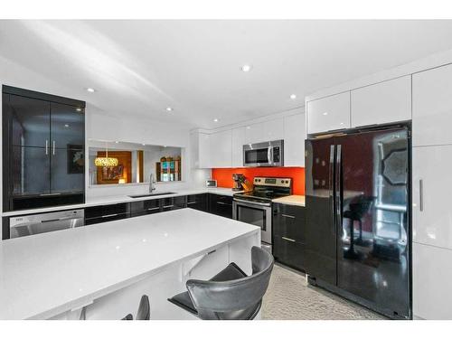 419-3131 63 Avenue Sw, Calgary, AB - Indoor Photo Showing Kitchen