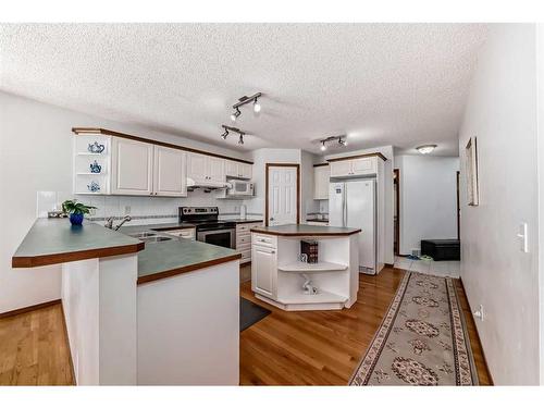 231 Valley Brook Circle Nw, Calgary, AB - Indoor Photo Showing Kitchen