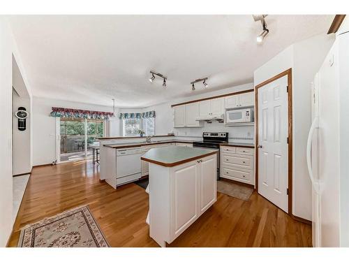 231 Valley Brook Circle Nw, Calgary, AB - Indoor Photo Showing Kitchen