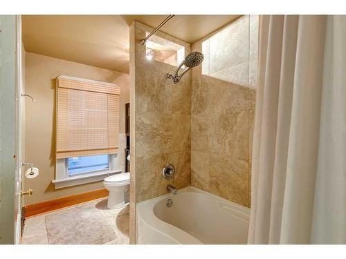 1811 27 Avenue Sw, Calgary, AB - Indoor Photo Showing Bathroom