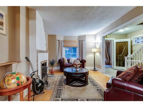 1811 27 Avenue Sw, Calgary, AB - Indoor Photo Showing Living Room