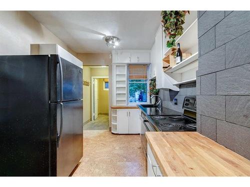 1811 27 Avenue Sw, Calgary, AB - Indoor Photo Showing Kitchen