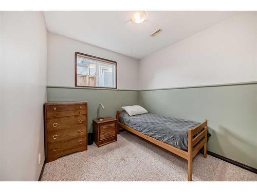 108 Sunset Heights, Crossfield, AB - Indoor Photo Showing Bedroom