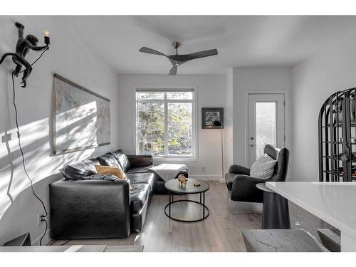 1307 7 Street Sw, Calgary, AB - Indoor Photo Showing Living Room