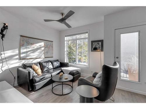 1307 7 Street Sw, Calgary, AB - Indoor Photo Showing Living Room